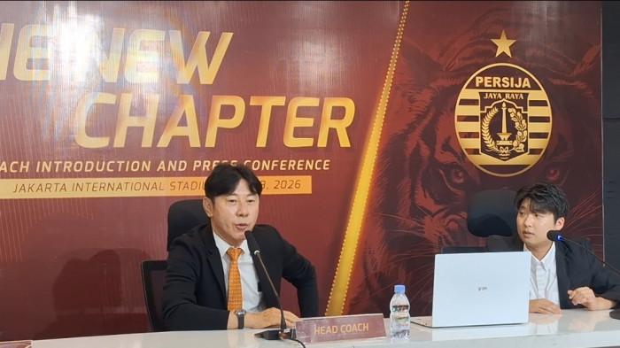 PELATIH ANYAR PERSIJA - Persija Jakarta resmi ditungaki eks-pelatih Timnas Indonesia, Shin Tae-yong untuk mengarungi kompetisi Super League 2026/2027. Tak hanya itu, di Persija, Shin Tae-yong mendapatkan kontrak selama tiga tahun, Jakarta International Stadium (JIS), Sunter, Jakarta Utara, Senin (8/6/2026). Tribunnews/Abdul Majid. 