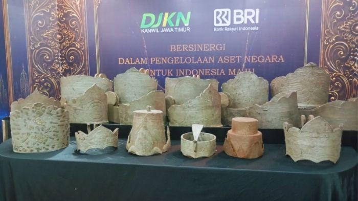 Mahkota-mahkota berbahan meteorit yang memiliki berat berkilo-kilo Pameran