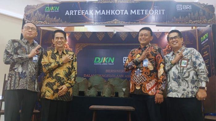 Pameran - Mahkota-mahkota berbahan meteorit yang memiliki berat berkilo-kilo. Pameran ini merupakan bagian dari acara Gebyar Lelang Indonesia, Rabu (10/6/2026).