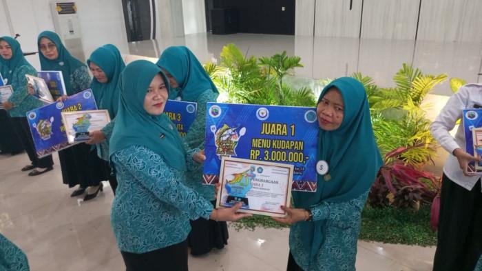 KETUA TP PKK Kotabaru, Suci Annisa menyerahkan hadiah dan piagam kepada pemenang lomba memasak olahan ikan, Rabu (10/6/2026).