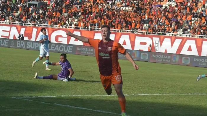 SELEBRASI GOL PERALTA - Ilustrasi saat penyerang Borneo FC, Mariano Peralta, merayakan gol ke gawang PSBS Biak pada laga Super League di Stadion Segiri. (TribunKaltim.co/Nevrianto)