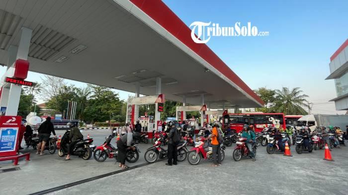 MENGULAR. Antrean di jalur Pertalite mengular di salah satu SPBU kota Solo di momen harga BBM Pertamax naik, Rabu (10/6/2026). Warga berharap pemerintah segera mengintervensi agar harga turun.