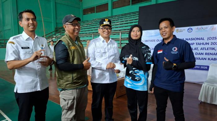 BUPATI Tabalong HM Noor Rifani serahkan bantuan ke perwakilan atlet renang