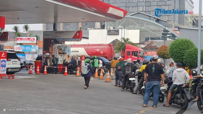 ANTREAN BBM - Antrean pengendara motor yang hendak mengisi BBM terlihat mengular di salah satu SPBU Pertamina di Jalan RS Fatmawati Raya, Cilandak, Jakarta Selatan, Rabu (10/6/2026).