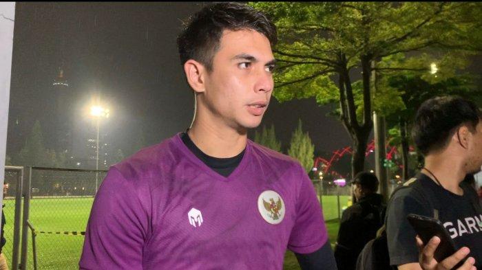 Kiper Timnas Indonesia, Nadeo Argawinata usai menjalani latihan di Lapangan A, GBK, Senayan, Jakarta, Rabu (4/1/2023).