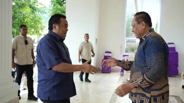 PERTEMUAN - Momen pertemuan Gubernur Gorontalo Gusnar Ismail dengan Rachmat Gobel, anggota DPR RI dalam Gorontalo Half Marathon (GHM) 2025.