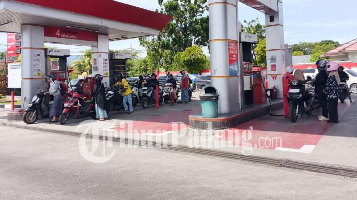 BBM PERTAMAX NAIK- Aktivitas pengisian BBM di salah satu SPBU kawasan Kota Padang, Rabu (10/6/2026).