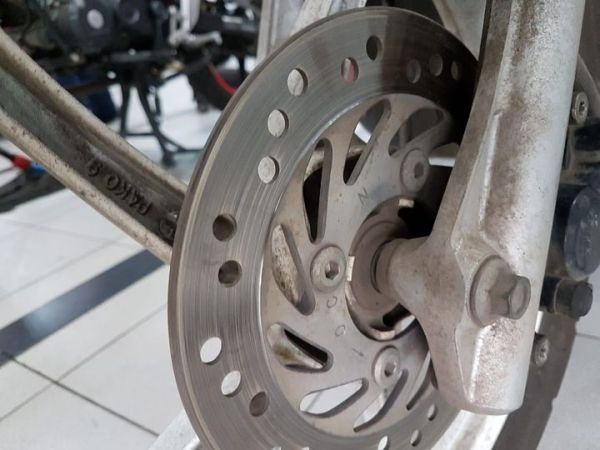 Kondisi piringan rem yang tipis akibat malas mengganti kampas rem