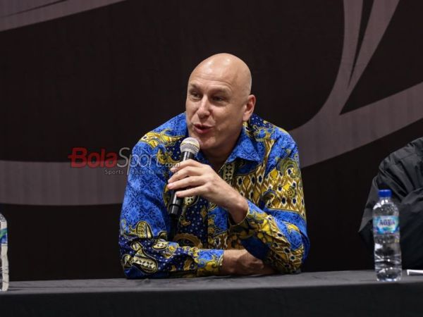 Direktur Teknik PSSI, Alexander Zwiers, sedang memberikan keterangan kepada awak media di GBK Arena, Senayan, Jakarta, Kamis (20/11/2025).