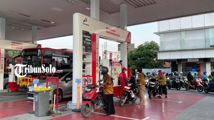 LEBIH SEPI. Perbedaan antrean jalur pembelian BBM jenis Pertamax dan Pertalite di salah satu SPBU di Kota Solo usai harga Pertamax naik dari Rp 12.300 menjadi Rp 16.250 per liter, Rabu (10/6/2026).
