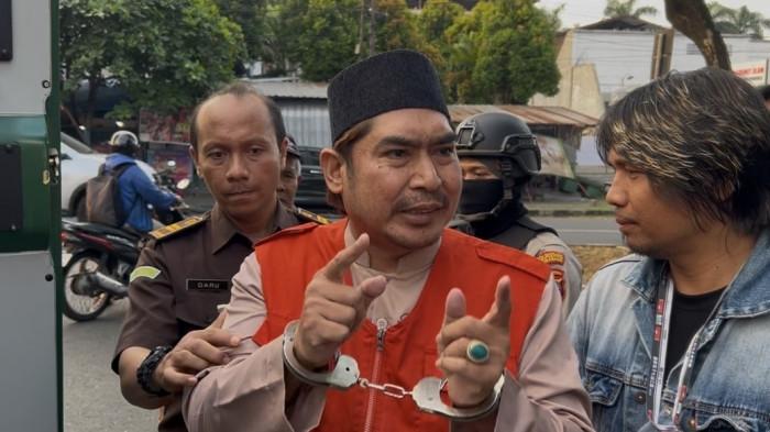 DIBORGOL — Terdakwa dugaan Tindak Pidana Pencucian Uang (TPPU) Ahmad Yazid Basyaiban alias Gus Yazid dipasangkan rompi tahanan dan diborgol petugas kejaksaan usai menjalani sidang di Pengadilan Tindak Pidana Korupsi (Tipikor) Semarang, Senin (8/6/2026). Seusai sidang, Gus Yazid melontarkan protes keras terhadap proses hukum yang menjeratnya dalam perkara dugaan aliran dana dari kasus korupsi pengadaan lahan 700 hektare senilai Rp237 miliar di Cilacap.