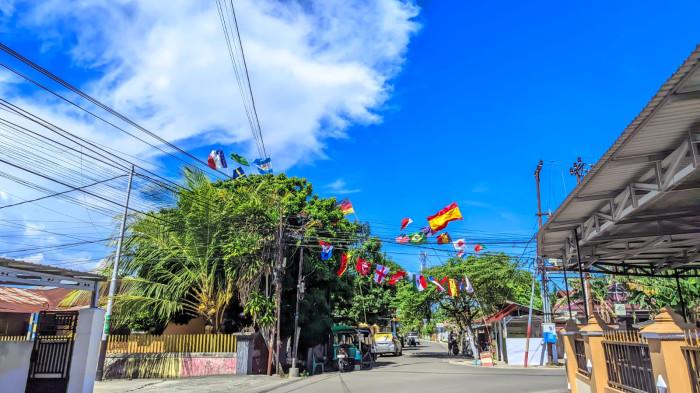 SEMARAK PILDUN -- Potret Jalan Kenangan di Kelurahan Dulalowo Timur, Kecamatan Kota Tengah, Kota Gorontalo, Rabu (10/6/2026). Lingkungan dipenuhi bendera negara-negara peserta Piala Dunia 2026.
