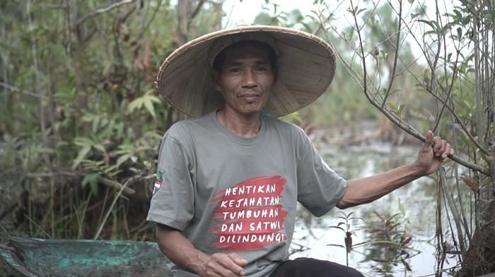 JAGA KELESTARIAN - Ketua Kelompok Sadar Wisata (Pokdarwis) Desa Lintang, Nasidi (52) memberikan keterangan terkait buaya muara di aliran Sungai Lenggang, Desa Lintang, Kecamatan Simpang Renggiang, Belitung Timur, Rabu (10/6/2026). Sebagai nelayan, Nasidi menyuarakan pentingnya menjaga kelestarian ekosistem rawa rasau guna menekan angka konflik antara buaya dan manusia di area sungai.