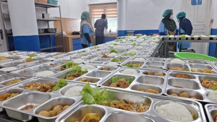 Suasana salah satu SPPG di Kabupaten Bangka Tengah yang sudah menyiapkan bahan pangan untuk program MBG untuk para siswa sekolah, pada beberapa waktu lalu.