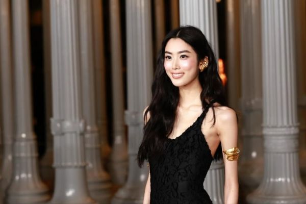 In her first appearance, Yoo took viewers into her family's 5-story house in the Hannam area, Seoul, where she used one floor exclusively. The most eye-catching space is the dressing room, about 100 square meters large, larger than the bedroom, containing dresses, shoes, accessories and many boxes of designer clothes from international fashion houses. Netflix introduces this as a room dedicated to her clothing collection.