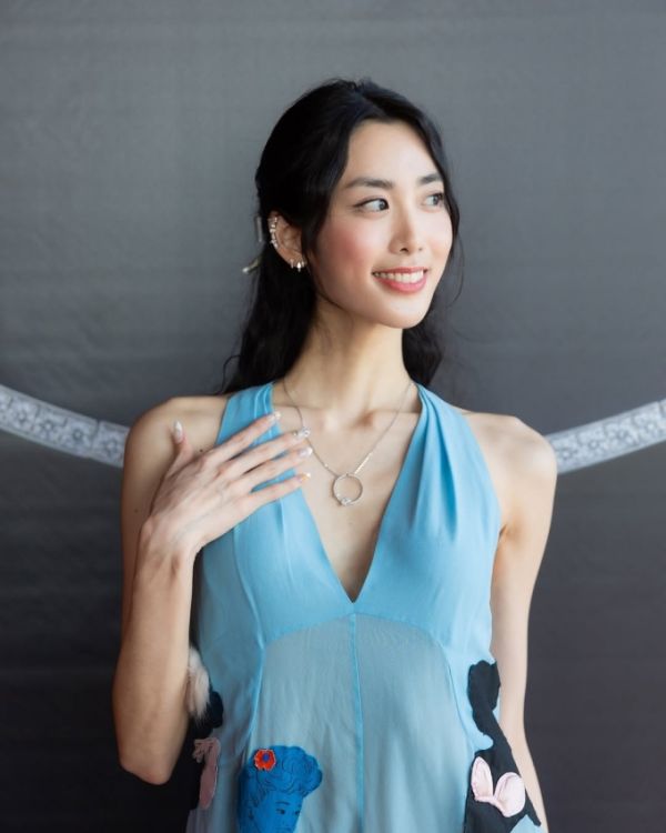 She says her philosophy is that fashion is suffering, because after wearing a dress out, she often puts it back into her collection instead of wearing it again. Rich kid Korea also expressed his wish to one day open a fashion museum from the designs he owns.