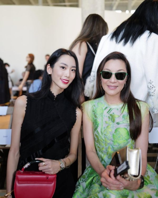 Yoo is also a familiar face at high-end fashion events, regularly appearing in the front row of many famous brands such as Dolce & Gabbana, Fendi, Gucci...