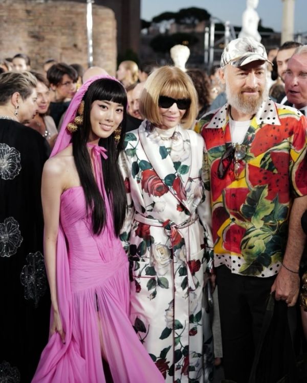 She has taken photos with famous figures such as Anna Wintour, Bruno Mars, Kim Kardashian...