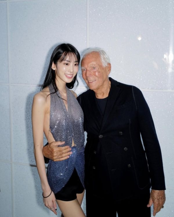 Before appearing on television, Yoo studied hotel management at Cornell University, USA. She said that she had studied in the US since high school, so she was more proficient in English than Korean.
