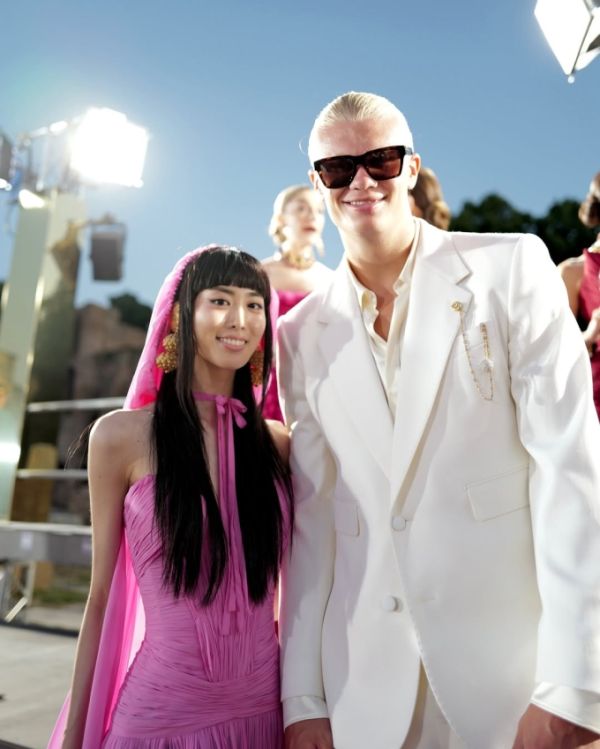 Yoo Hee-ra took a photo with striker Erling Haaland at the Dolce & Gabbana show held in Italy.