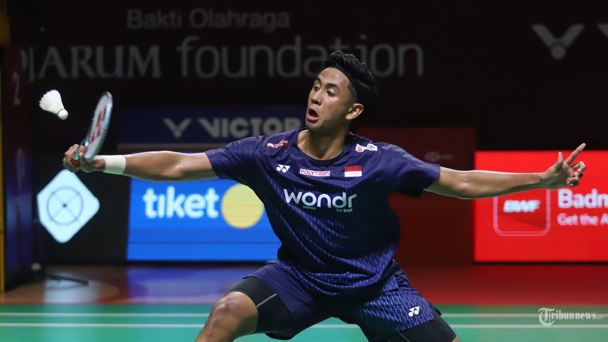 POLYTRON INDONESIA OPEN - Pebulu tangkis tunggal putra Indonesia Alwi Farhan saat melawan pebulu tangkis Indonesia Jonatan Christi pada babak 16 besar Polytron Indonesia Open 2026 di Istora Senayan, Jakarta, Kamis (4/6/2026). Langkah Alwi Farhan terhenti setelah kalah dari Jonatan Christie dengan rubber gim 17-21, 21-17 dan 21-16.   TRIBUNNEWS/HERUDIN