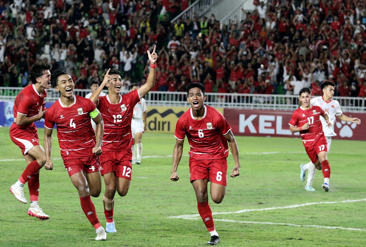 Selebrasi pesepakbola timnas Indonesia Evandra Florasta (tengah) seusai mencetak gol lewat titik putih ke gawang timnas Vietnam pada lanjutan pertandingan grup A Piala AFF U-19, di Stadion Utama Sumatra Utara, Deliserdang, Minggu (7/6/2026). Timnas Indonesia berhasil menang telak atas timnas Vietnam dengan skor 2-1. TRIBUN MEDAN/DANIL SIREGAR