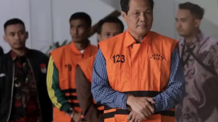 OTT KPK - Bupati Muara Enim Edison mengenakan rompi tahanan usai menjalani pemeriksaan di Gedung Merah Putih KPK, Jakarta, Selasa (9/6/2026). Edison resmi ditahan KPK usai terjaring operasi tangkap tangan terkait dugaan korupsi pengadaan barang dan jasa di lingkungan Dinas Pendidikan dan Kebudayaan Kabupaten Muara Enim.