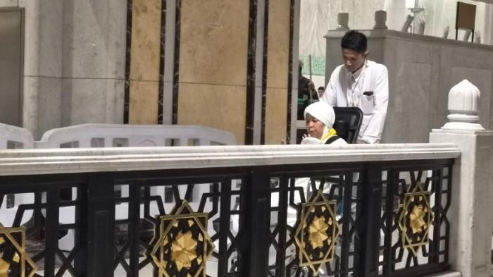 JEMAAH HAJI BERDOA - Jemaah haji berdoa di atas kursi roda saat menjalankan sai, Minggu (3/5/2026).Kredit: Media Center Haji 2026