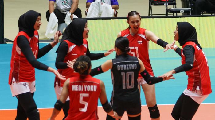 PERAYAAN POIN - Pemain Timnas Voli Putri Indonesia melakukan perayaan setelah mencetak poin saat melawan Kazakhstan pada preliminary phase Pool B AVC Nations Cup 2026 for Women's di Candon City Arena, Ilicos Sur, Filipina, Minggu (7/6) sore WIB.
