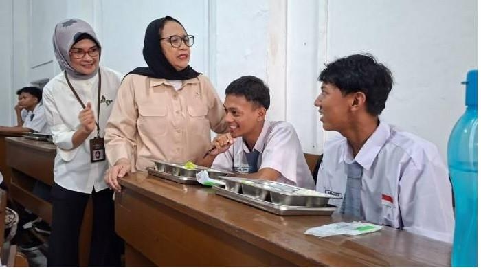 TEPAT - Wakil Kepala BGN, Nanik S. Deyang saat meninjau pelaksanaan program Makan Bergizi Gratis (MBG) di SMKN 1 Jakarta, Kamis (8/1/2026). Penunjukan Nanik sebagai Kepala BGN dinilai tepat.