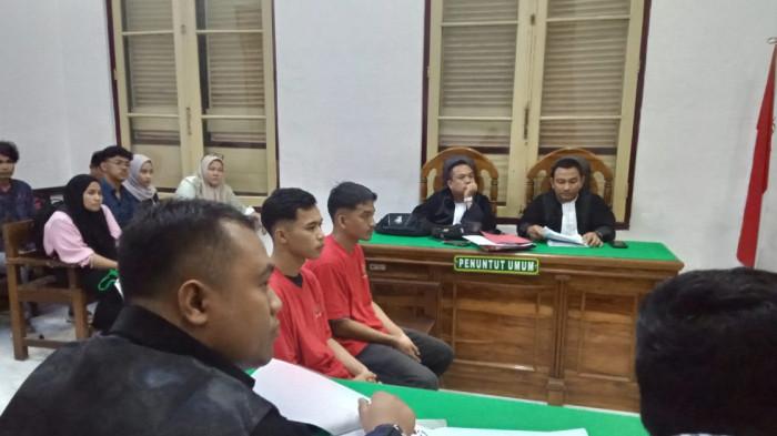 TERDAKWA JALANI SIDANG - Aziz Apandi Silalahi dan Ranning Alamer Mulsim Cibro, terdakwa kasus dugaan pembelian bahan bakar minyak (BBM) bersubsidi jenis Pertalite saat sidang di Pengadilan Negeri Medan, Selasa (9/6/2026)