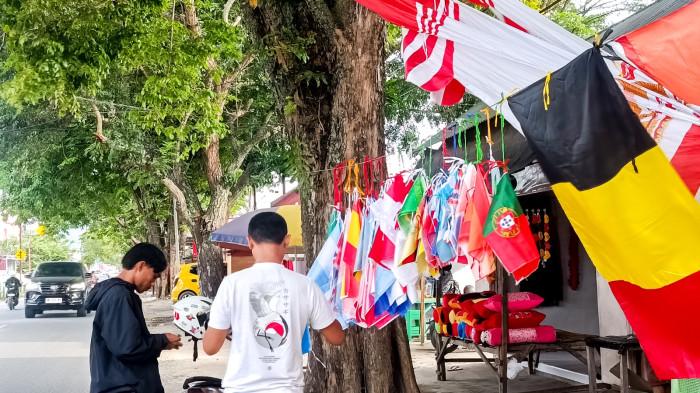 PIALA DUNIA -- Penjualan bendera negara peserta piala dunia di Jalan HB Jassin Kota Gorontalo, Provinsi Gorontalo Selasa (26/5/2026).