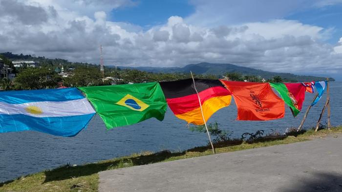 PIALA DUNIA 2026 - Bendera negara Piala Dunia 2026 dipasang untuk memeriahkan euforia di Papua Barat.