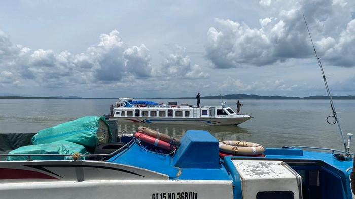 JADWAL SPEEDBOAT– Tampak aktivitas penumpang di Pelabuhan Liem Hie Djung, Nunukan, belum lama ini. Saat harga Pertamax naik jadi Rp17.000 per liter, berapa harga tiket terbaru speedboat Nunukan ke Tarakan? (TribunKaltara.com/Fatimah Majid)