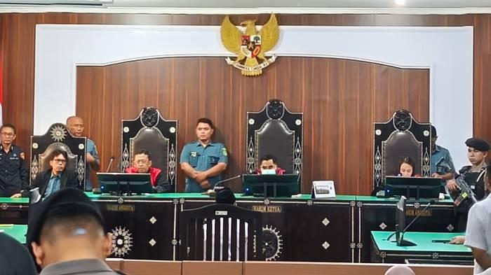 VONIS HAKIM - Terdakwa Radiet Ardiansyah menjalani sidang vonis Kasus kematian mahasiwi Universitas Mataram, Made Vaniradya Puspa Nitra di Pengadilan Negeri Mataram, Rabu (10/6/2026).