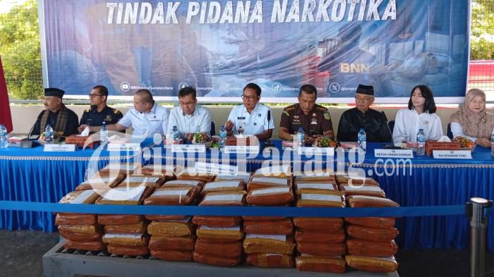 PEMUSNAHAN BARANG BUKTI- Kepala BNNP Sumbar, Brigjen Pol Ricky Yanuarfi bersama unsur Forkopimda dan instansi terkait menghadiri pemusnahan barang bukti narkotika jenis ganja seberat 145 kilogram di Krematorium Bukit Gado-Gado, Padang Selatan, Rabu (10/6/2026). Barang bukti tersebut merupakan hasil pengungkapan kasus peredaran narkotika di Kabupaten Agam dan dimusnahkan sebagai bentuk komitmen penegakan hukum serta pemberantasan narkoba di Sumatera Barat.