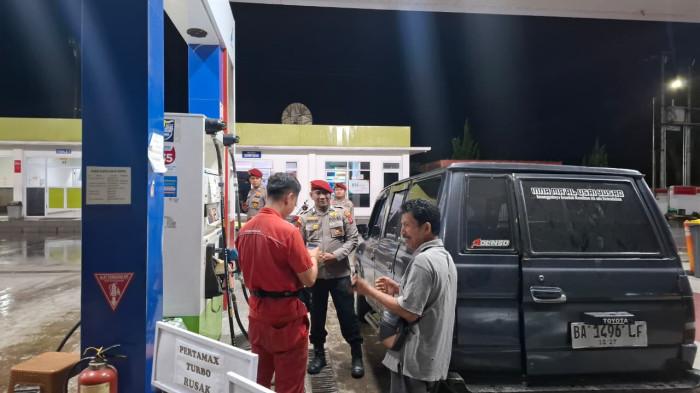 SIDAK SPBU - Kasatreskrim Polres Agam AKP Rinto Alwi bersama personel Satreskrim melakukan pengecekan di SPBU PT Sumagek Prima Lestari, Maninjau, Kabupaten Agam, Selasa (9/6/2026). Kegiatan tersebut dilakukan untuk mengantisipasi penyalahgunaan BBM bersubsidi serta memastikan penyaluran BBM subsidi berjalan sesuai ketentuan yang berlaku.