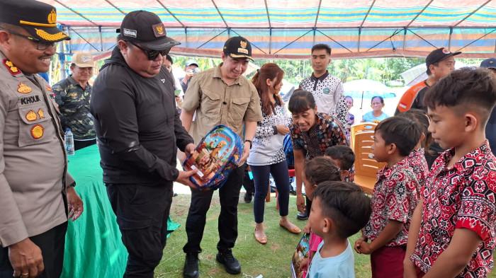 PENYERAHAN BANTUAN - Michael Thungari saat mengunjungi Kampung Kawio bersama Wakil Bupati Tendris Bulahari, jajaran Forkopimda, serta sejumlah pimpinan instansi dan perusahaan yang turut membawa bantuan kemanusiaan, Kamis (11/6/2026).