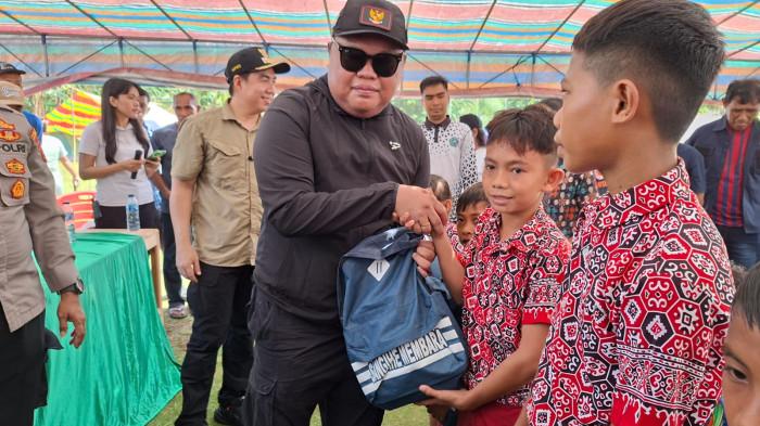 PENYERAHAN BANTUAN - Michael Thungari saat mengunjungi Kampung Kawio bersama Wakil Bupati Tendris Bulahari, jajaran Forkopimda, serta sejumlah pimpinan instansi dan perusahaan yang turut membawa bantuan kemanusiaan, Kamis (11/6/2026).