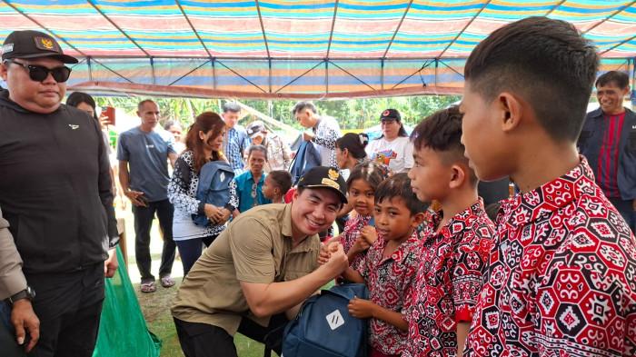 PENYERAHAN BANTUAN - Michael Thungari saat mengunjungi Kampung Kawio bersama Wakil Bupati Tendris Bulahari, jajaran Forkopimda, serta sejumlah pimpinan instansi dan perusahaan yang turut membawa bantuan kemanusiaan, Kamis (11/6/2026).