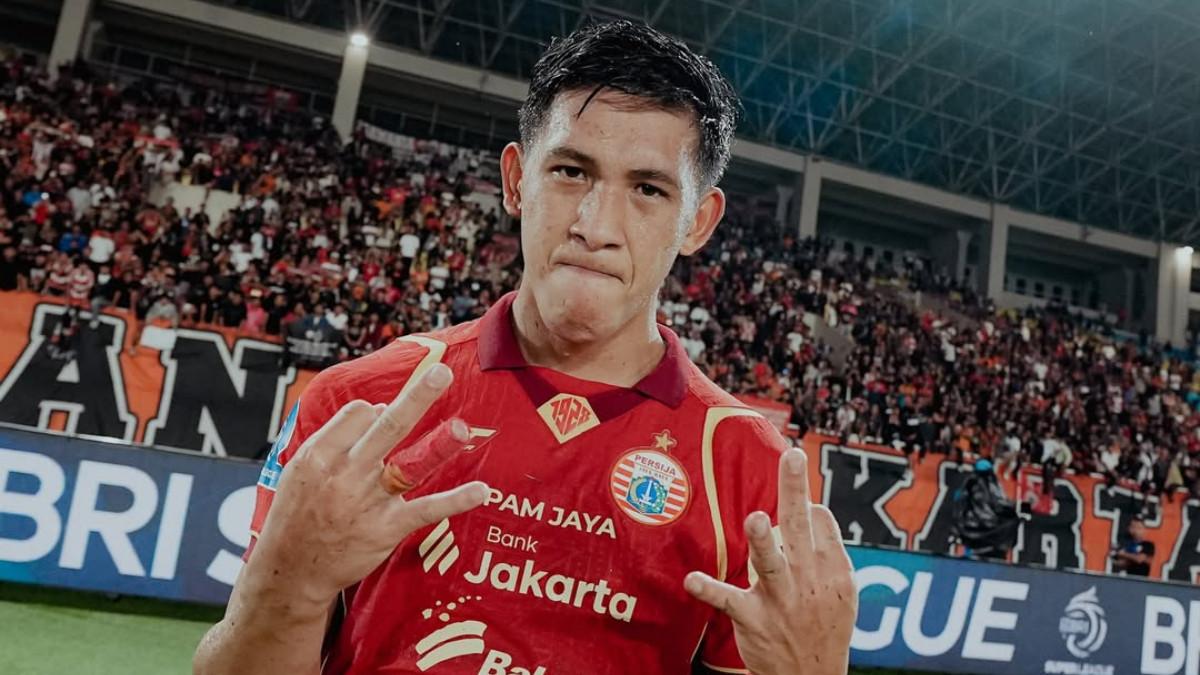 Striker lokal Persija Jakarta, Eksel Runtukahu melakukan selebrasi setelah mencetak gol ke gawang Persis Solo pada pekan ke-13 Super League 2025/2026 di Stadion Manahan, Solo, Kamis (20/11/2025).