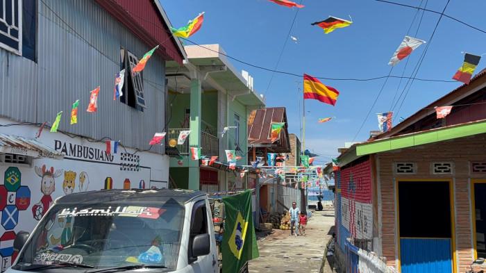 BENDERA TIMNAS - Warga di Pambusuang, Kecamatan Campalagian, Polewali mandar memasang bendera peserta Piala Dunia di kampung mereka, Kamis (11/6/2026).