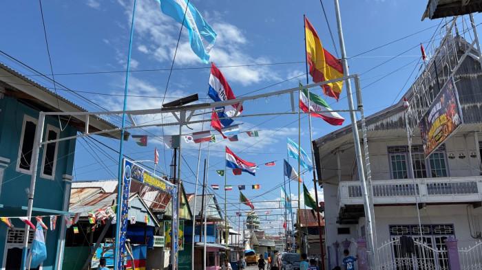 KAMPUNG BOLA PAMBUSUANG - Melihat kemeriahan kampung bola jelang kic of Piala Dunia 2026, nampak meriah di Desa Pambusuang, Kecamatan Balanipa, Kabupaten Polman, Sulbar, Kamis (11/6/2026). Dok Fahrun.