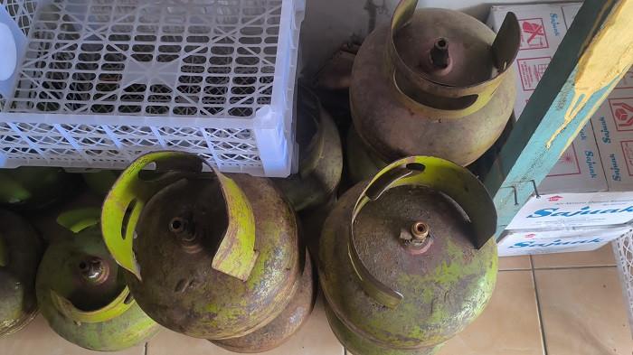 GAS ELPIJI SUBSIDI - Tumpukan gas elpiji 3 kilogram di kedai milik Delmi, kawasan Lubuk Lintah, Kecamatan Kuranji, Kota Padang, Rabu (10/6/2026). Delmi mengaku sudah sepuluh hari tak jual gas elpiji 3 kilogram, stok tidak ada di agen hingga pangkalan.