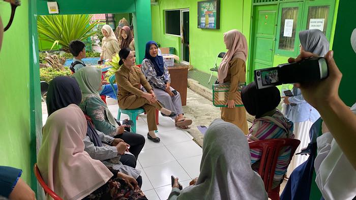 SPMB - Wali Murid yang sedang menunggu dibawah tangga SMAN 5 Kota Bengkulu, menunggu giliran dipanggil Panitia SPMB SMAN 5 Kota Bengkulu, Selasa (9/6/2026). Orang tua siswa mempertanyakan hasil seleksi jalur prestasi di SMAN 5 Bengkulu yang hanya menampilkan status diterima.