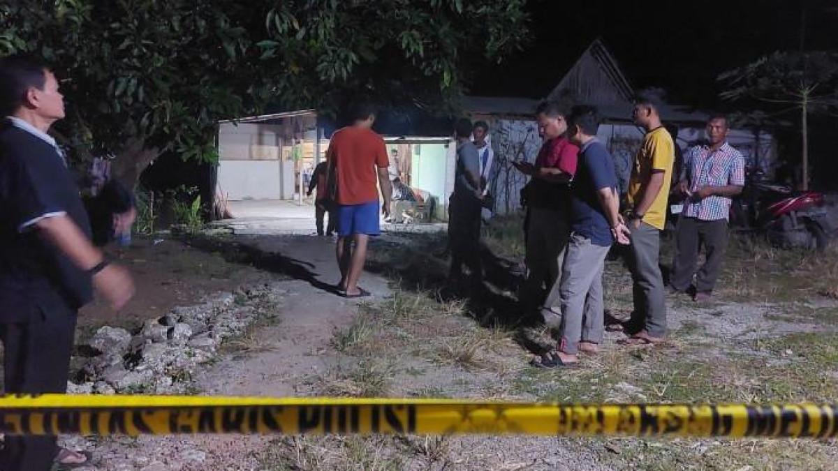 PENGANIAYAAN - Kondisi rumah bocah SD korban penganiayaan yang telah dipasang garis polisi di wilayah Desa Dawung Kecamatan Jenar Kabupaten Sragen pada Jumat (5/6/2026) malam.