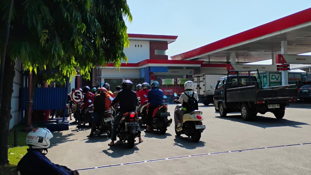 BERITA KARANGANYAR - Suasana SPBU Dagen Karanganyar pada 10 Juni 2026, antrean Pertalite membludak usai harga BBM non-subsidi jenis Pertamax naik dari Rp12.300 menjadi Rp16.250 per liter.