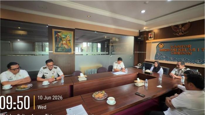 Kegiatan tersebut menjadi bagian dari upaya Kemenkum Jabar dalam menghimpun berbagai isu hukum yang berkembang pada pelaksanaan tugas dan fungsi keimigrasian, khususnya di wilayah Cirebon dan sekitarnya. Kepala Kantor Wilayah Kemenkum Jawa Barat, Asep Sutandar, mendukung penguatan inventarisasi permasalahan hukum daerah sebagai dasar penyusunan rekomendasi yang terarah, berbasis data, dan selaras dengan kebutuhan masyarakat.