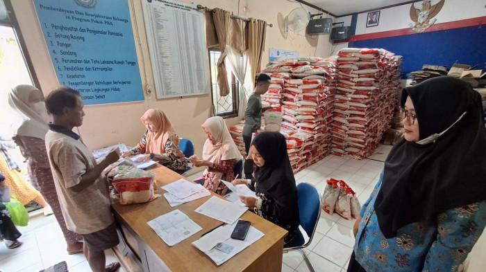 PENYALURAN BANTUAN PANGAN - Bantuan Pangan Bapanas yang disalurkan Bulog ke kelurahan mulai didistribusikan ke penerima manfaat. Hari ini, Kamis (11/6/2026) bantuan masih didistribusikan.