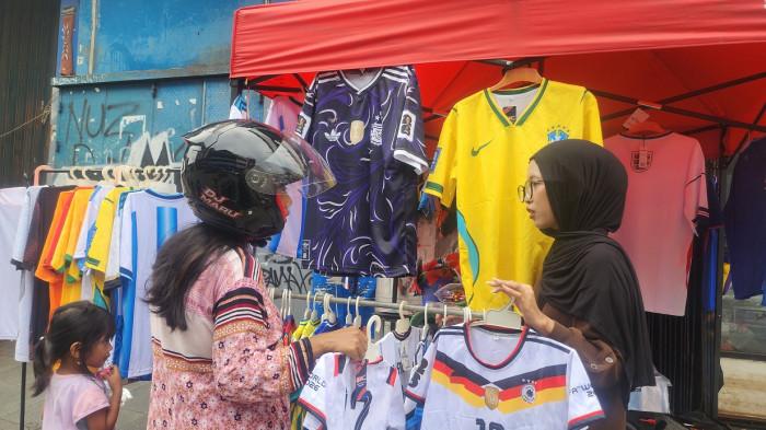 PIALA DUNIA 2026 – Lapak Putri, penjual jersey di Jalan Ahmad Yani, Distrik Jayapura Utara diserbu pembeli. Dari sekian banyak pilihan, jersey Brazil tetap menjadi primadona.